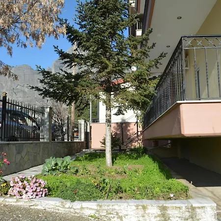 Vaso'S House At Meteora